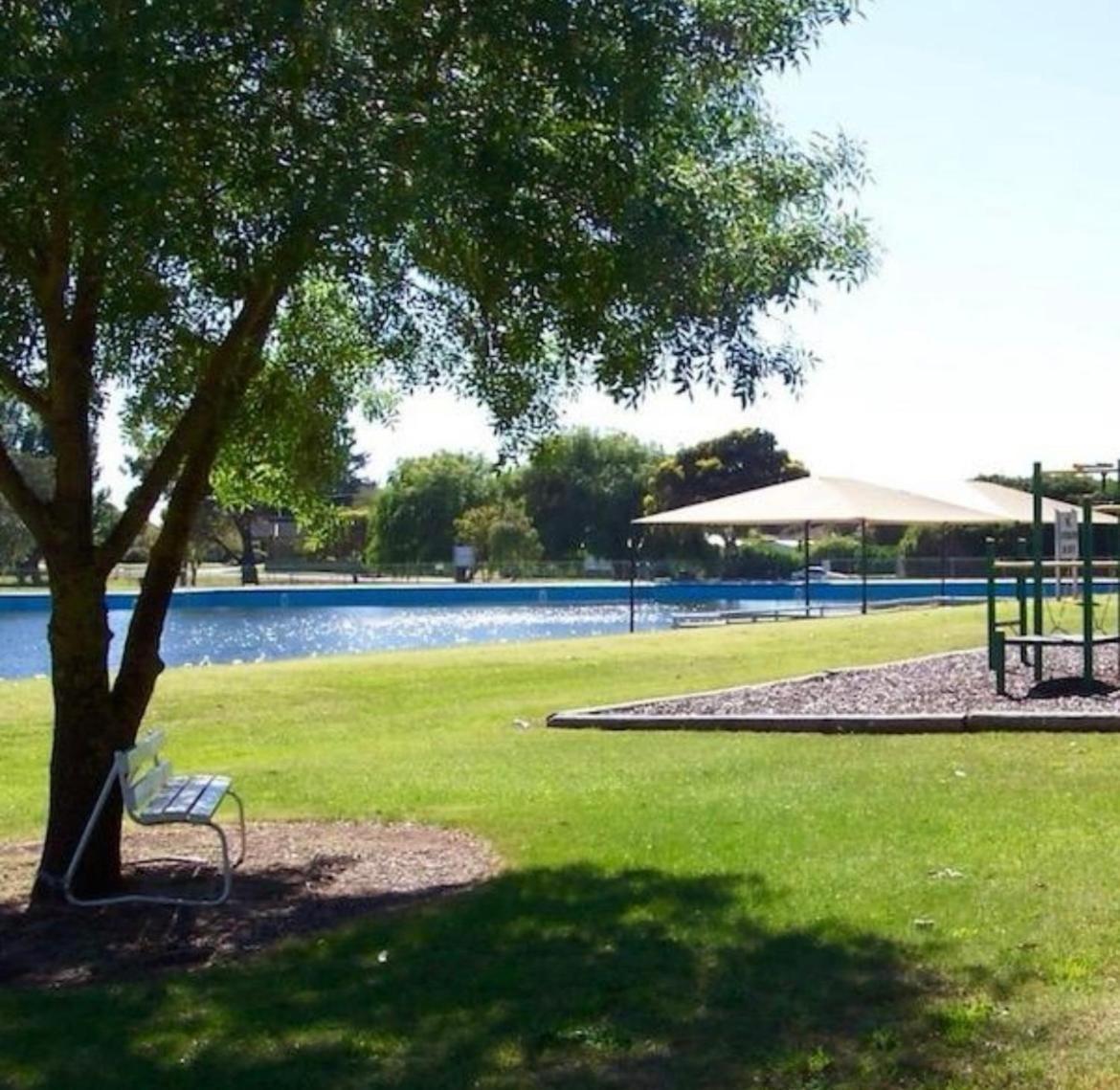 Millicent Lakeside Caravan Park Hotell Exteriör bild