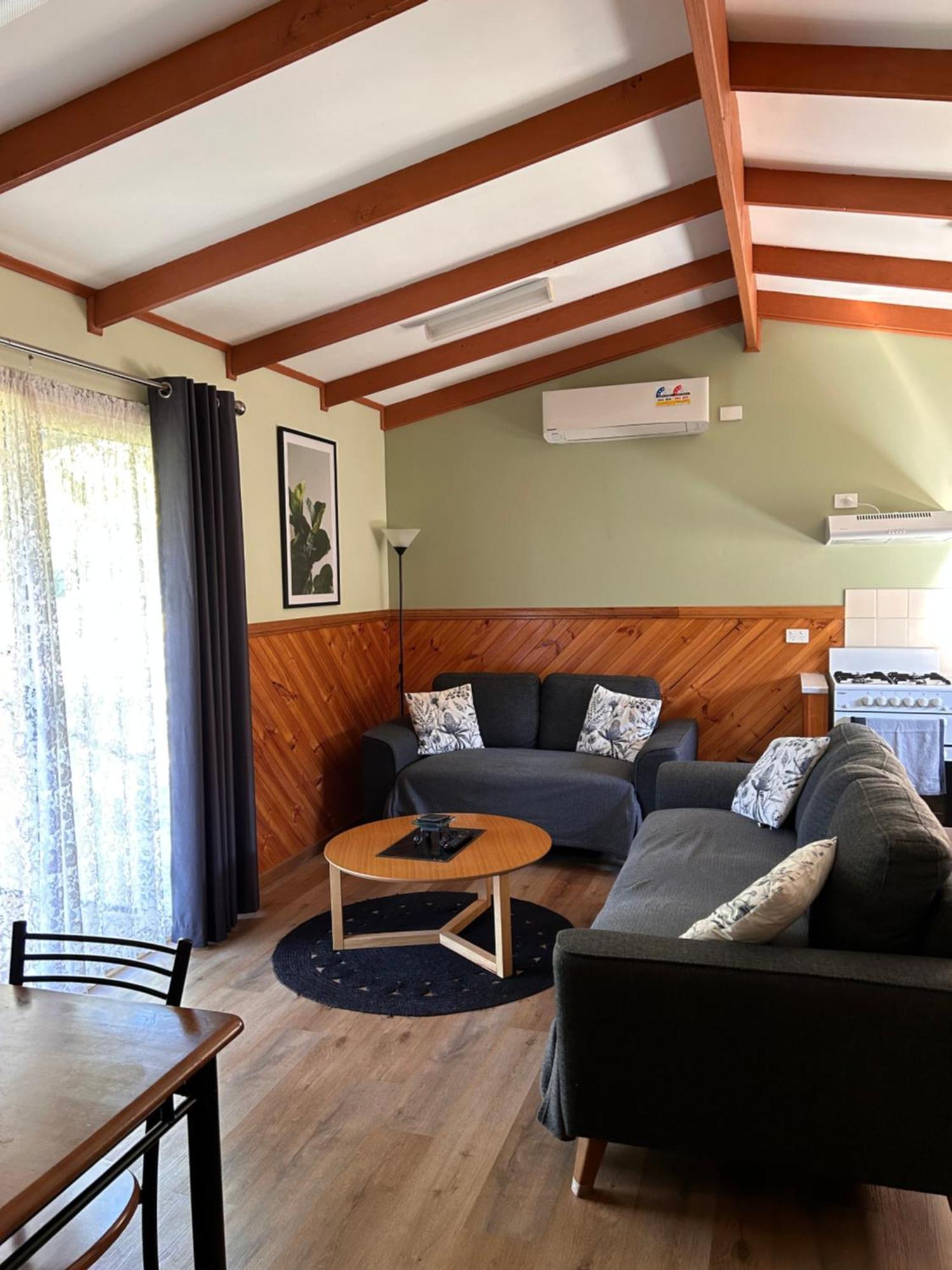 Millicent Lakeside Caravan Park Hotell Exteriör bild
