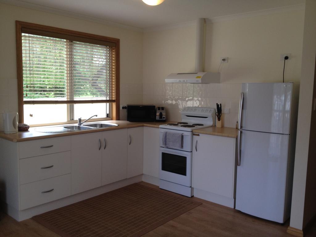 Millicent Lakeside Caravan Park Hotell Exteriör bild