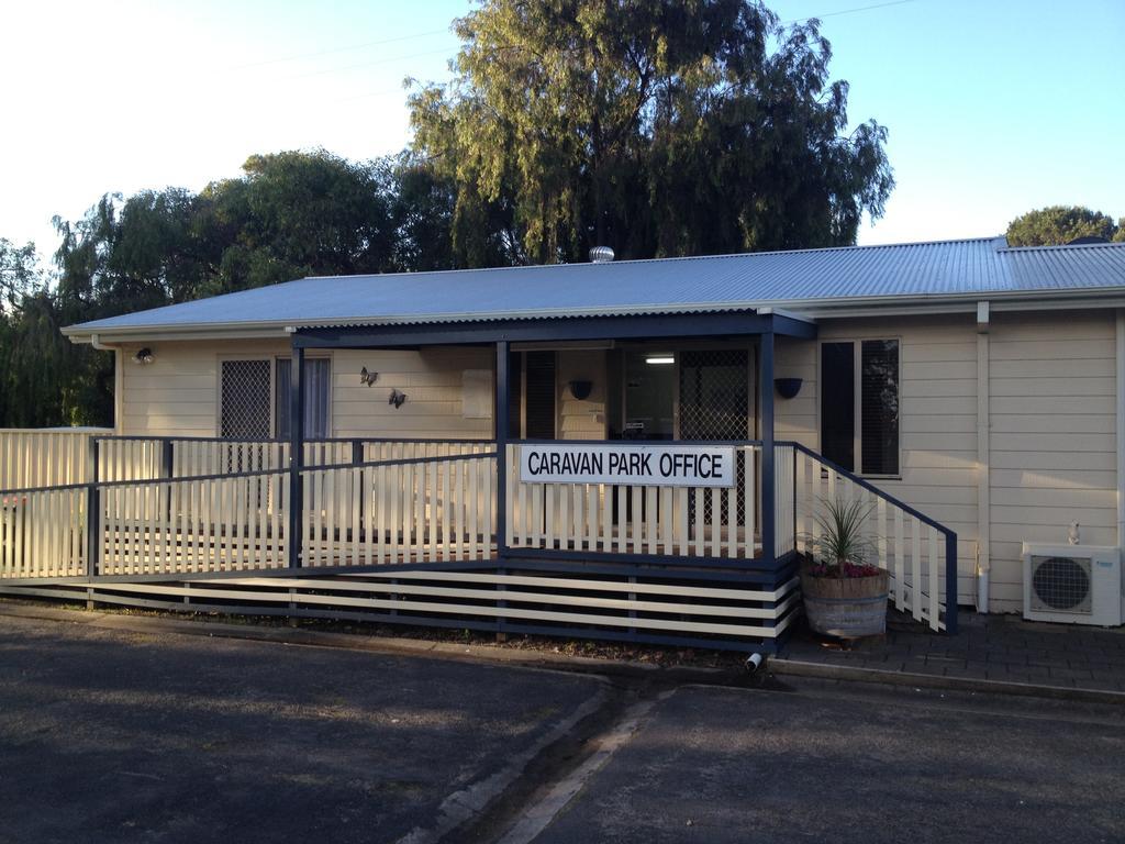 Millicent Lakeside Caravan Park Hotell Exteriör bild